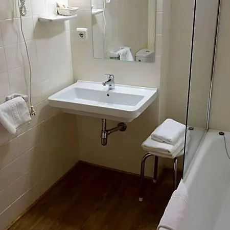Vicente Hotel *